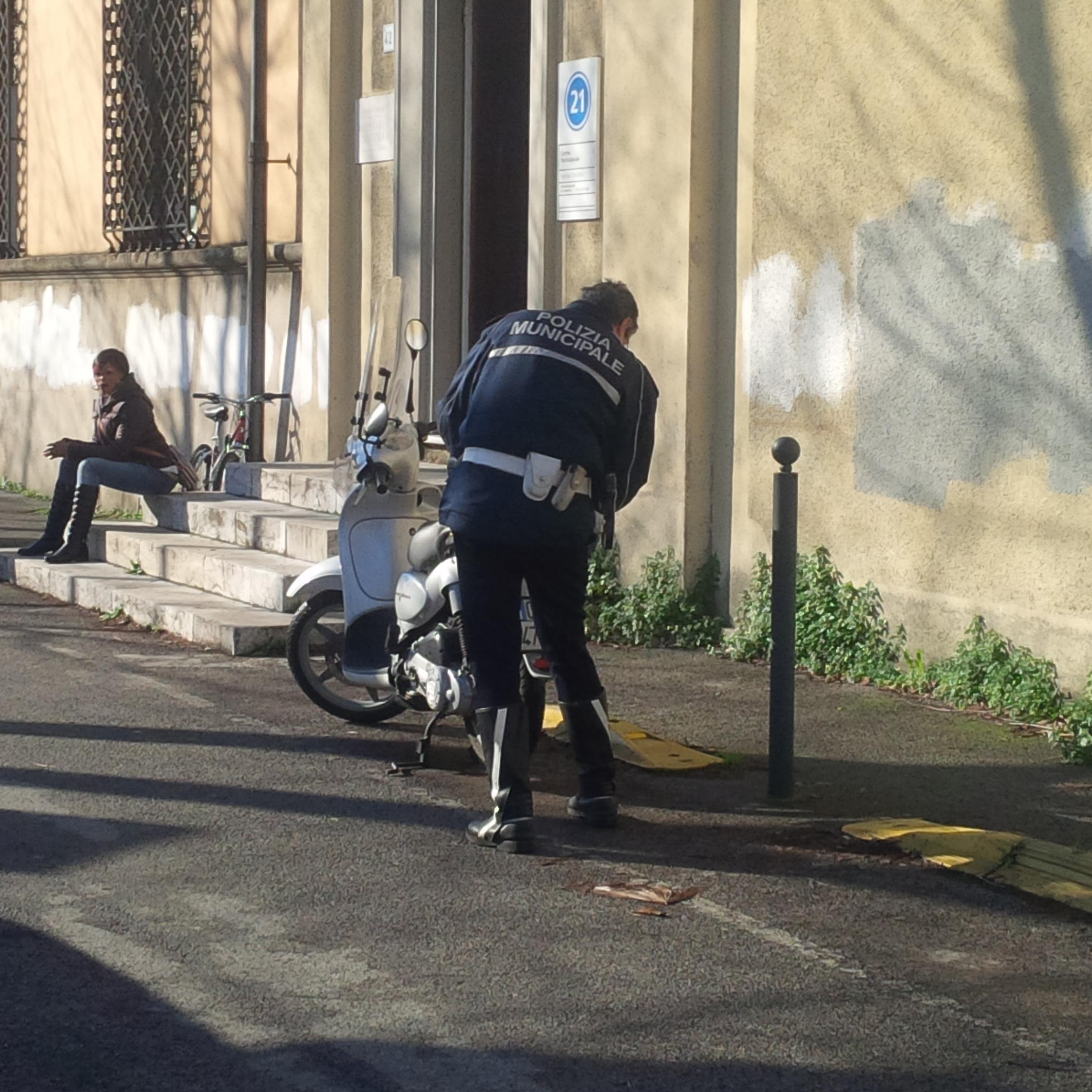 Lo scooter recuperato dalla municipale