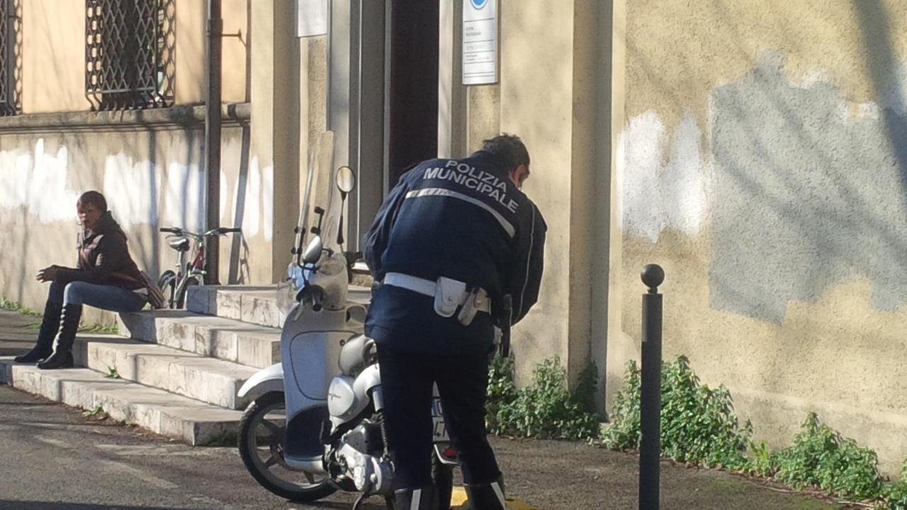 Lo scooter recuperato dalla municipale