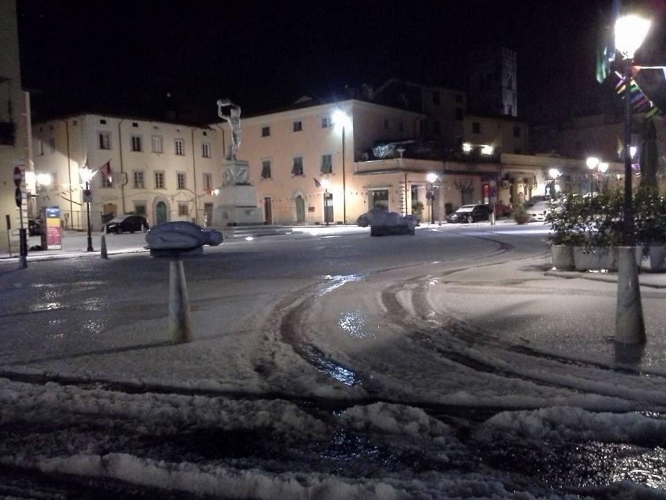 Grandine come neve la notte scorsa a Seravezza (Foto di Karim de Angeli) 