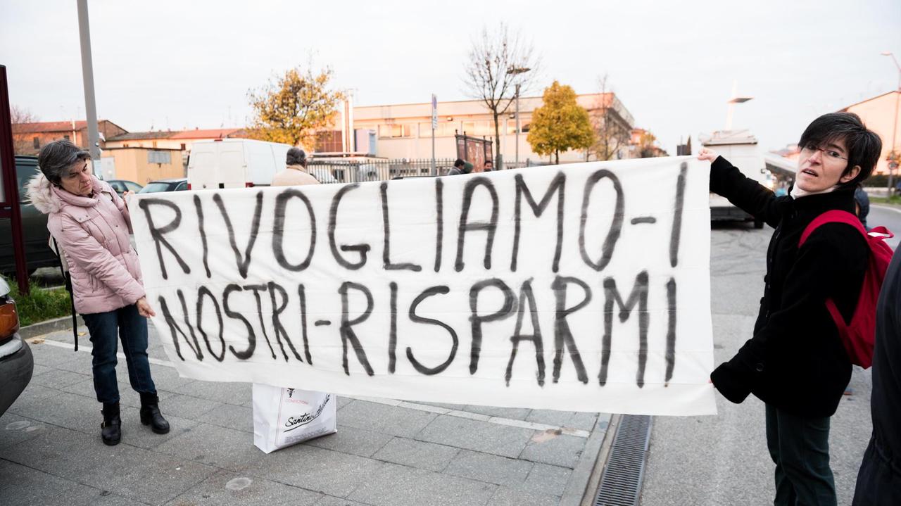 Una manifestazione degli obbligazionisti gabbati