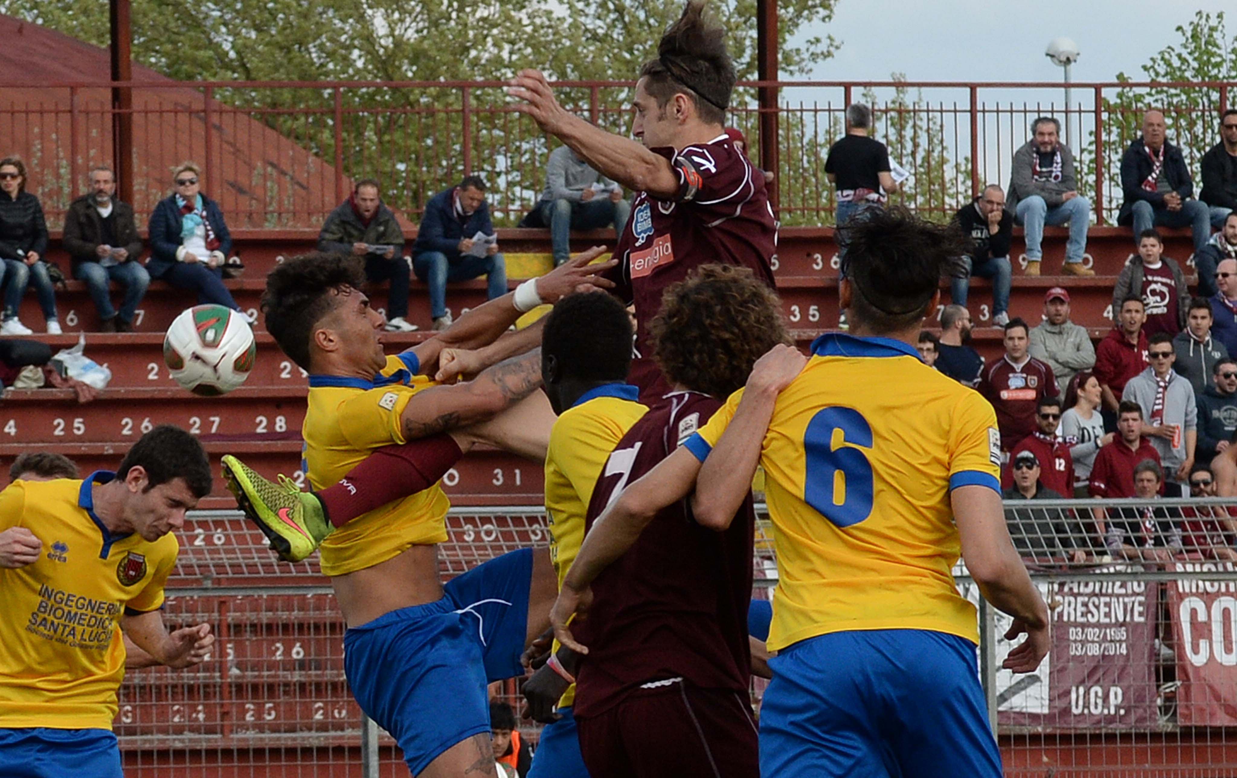 Il capitano granata Vettori tra un nugolo di avversari