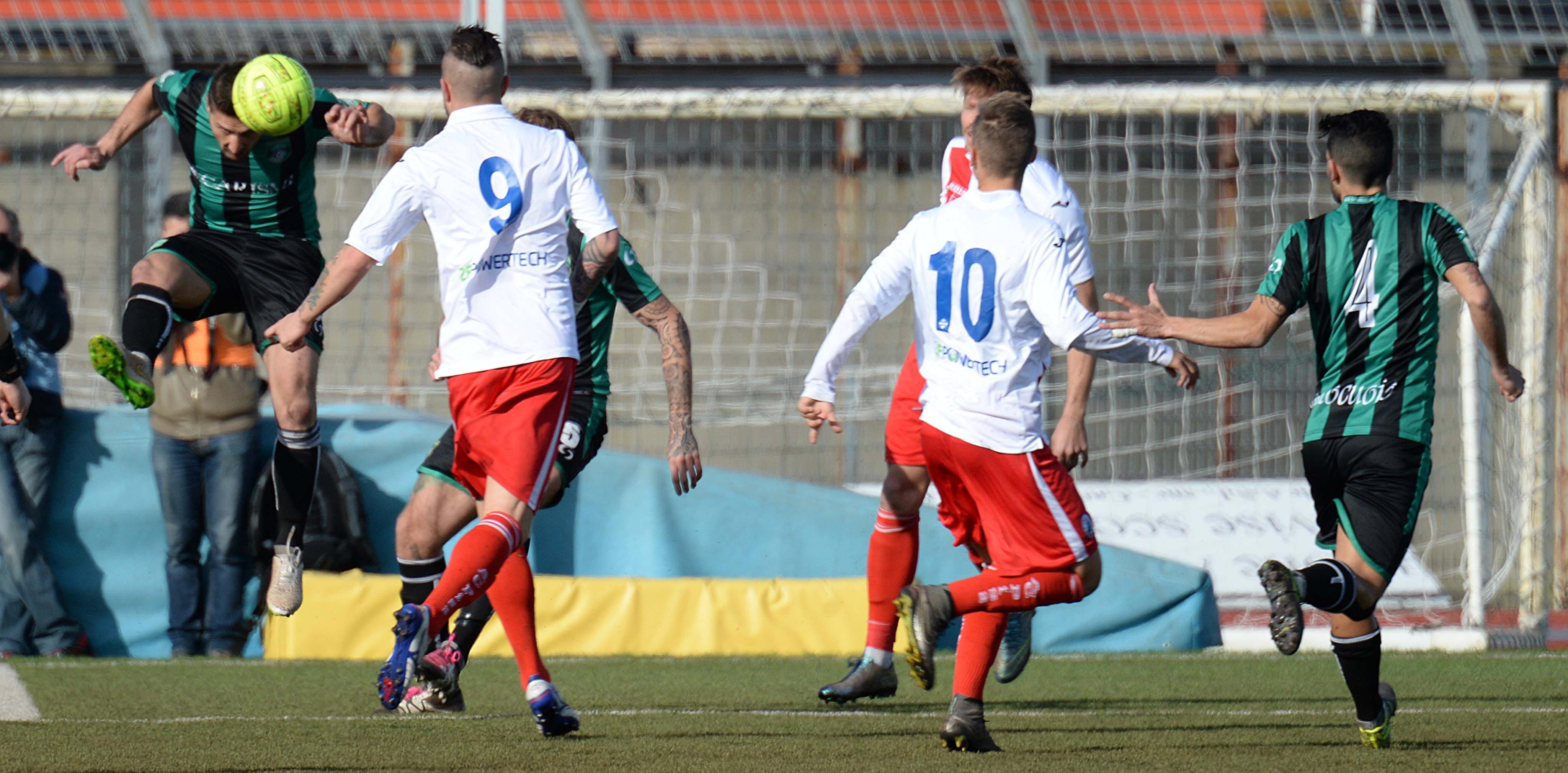 Un attacco dei neroverdi contro il Pisa  (foto Franco Silvi)
