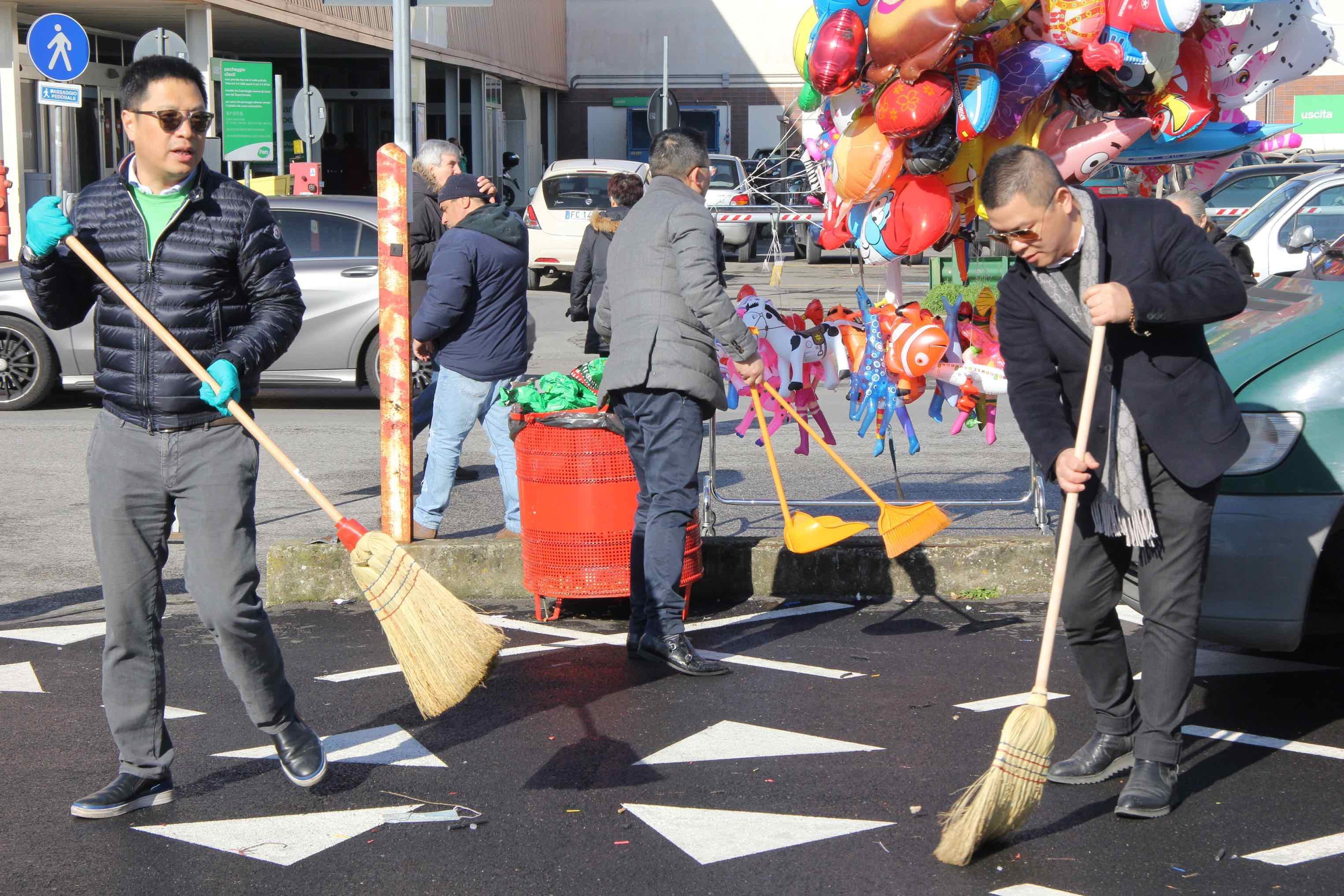 Grandi pulizie in via Pistoiese (foto Batavia)
