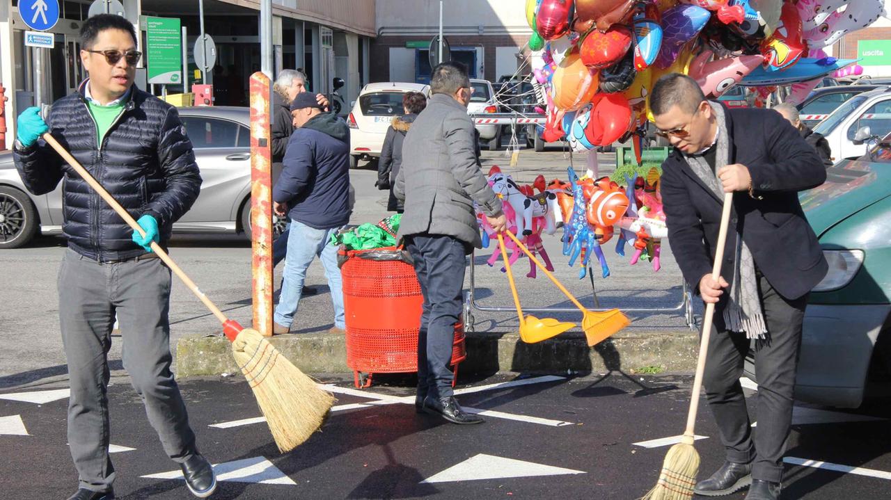 Grandi pulizie in via Pistoiese (foto Batavia)