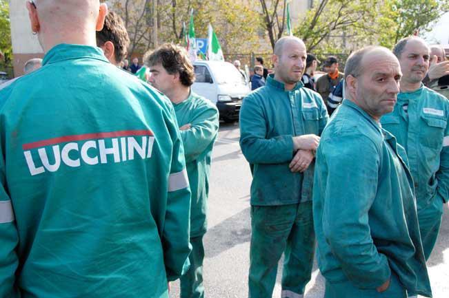 Operai della ex Lucchini durante una manifestazione sindacale (PaBar)