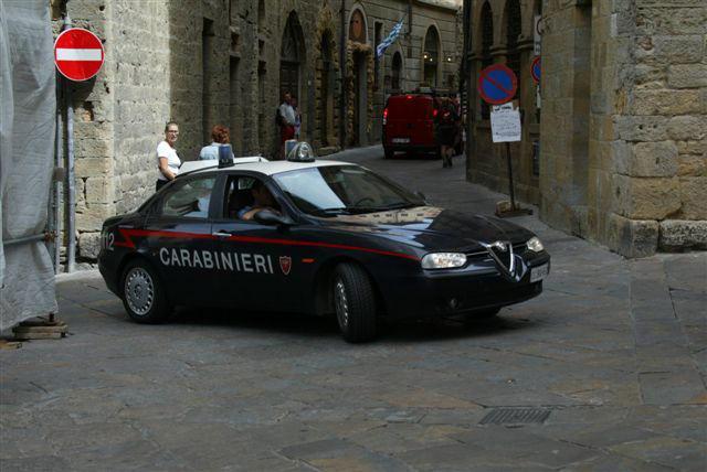 Una pattuglia di carabinieri a Volterra