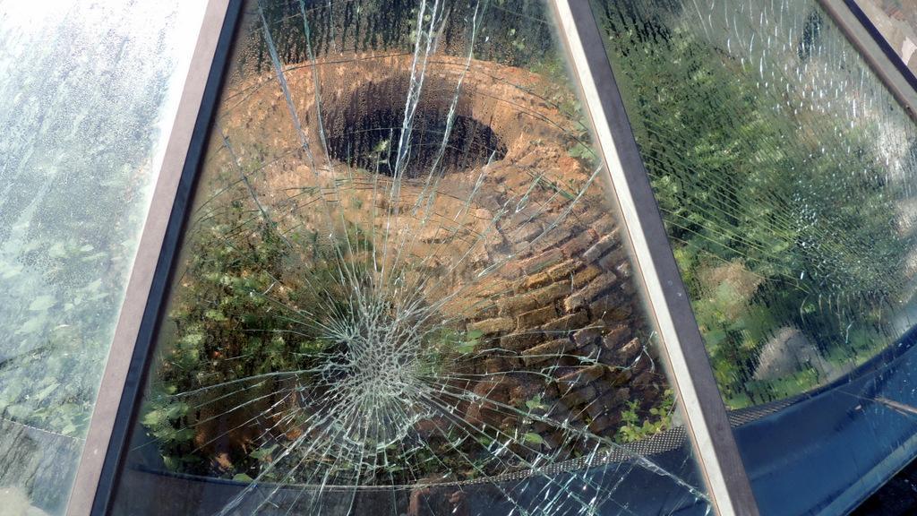La piramide danneggiata dai vandali (foto di Paolo Mura)
