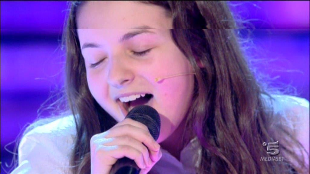 Tecla Insolia durante la sua esibizione in tv