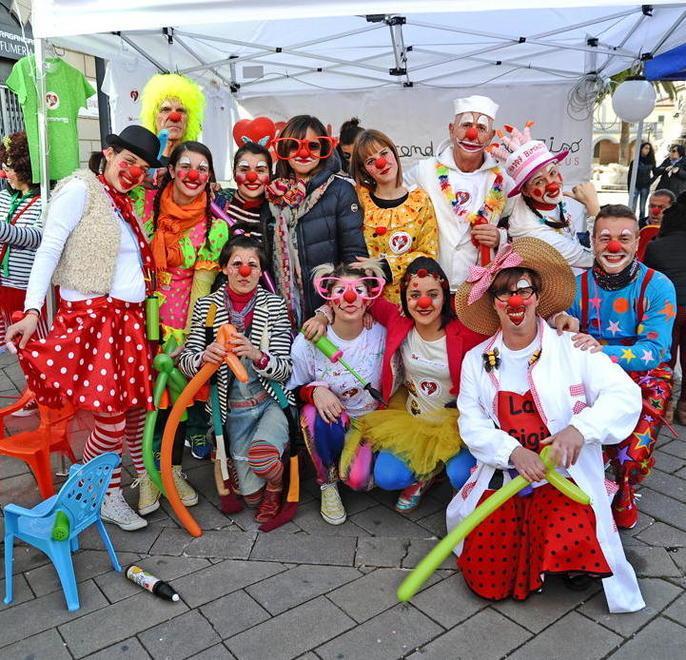 I clown dell'associazione Oliver accende un sorriso
