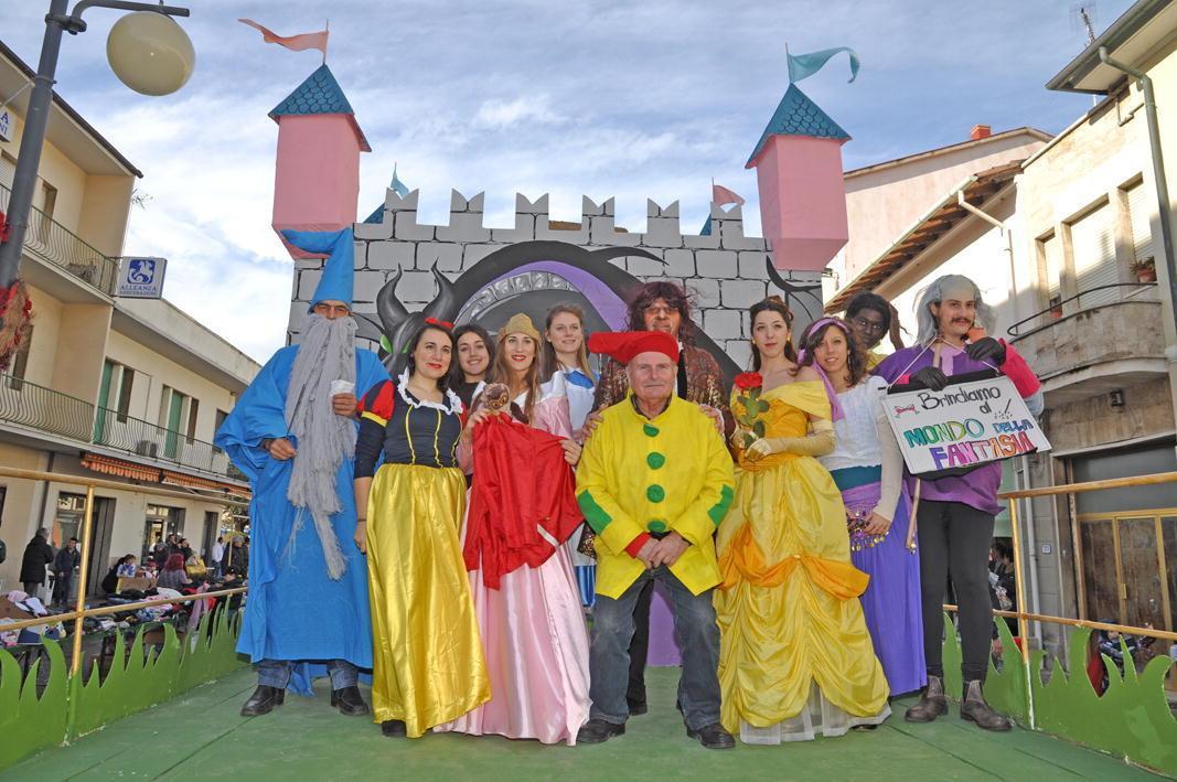 Uno dei carri per la prima giornata de carnevale a Rosignano (foto Falorni/Silvi)