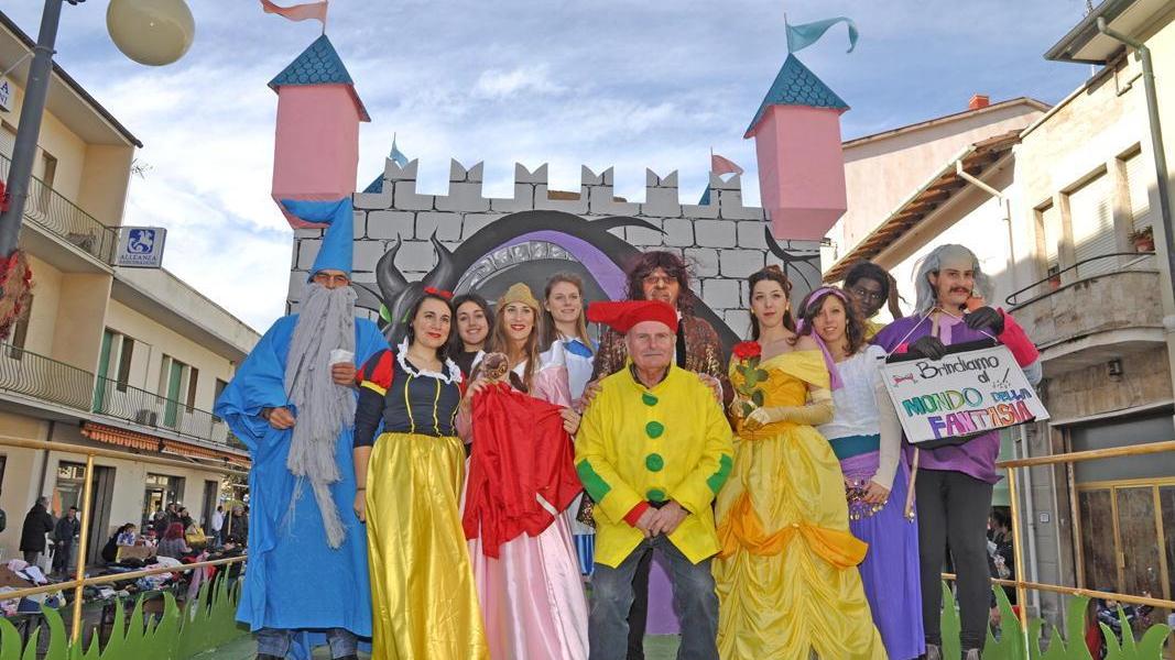 Uno dei carri per la prima giornata de carnevale a Rosignano (foto Falorni/Silvi)