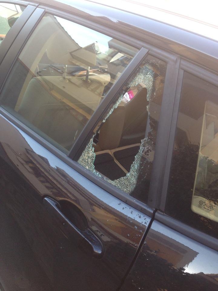 Una delle auto danneggiate a Montemurlo