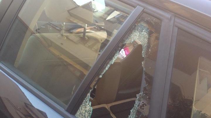 Una delle auto danneggiate a Montemurlo