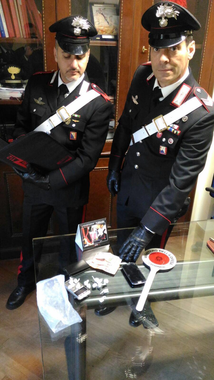 I carabinieri con il materiale sequestrato