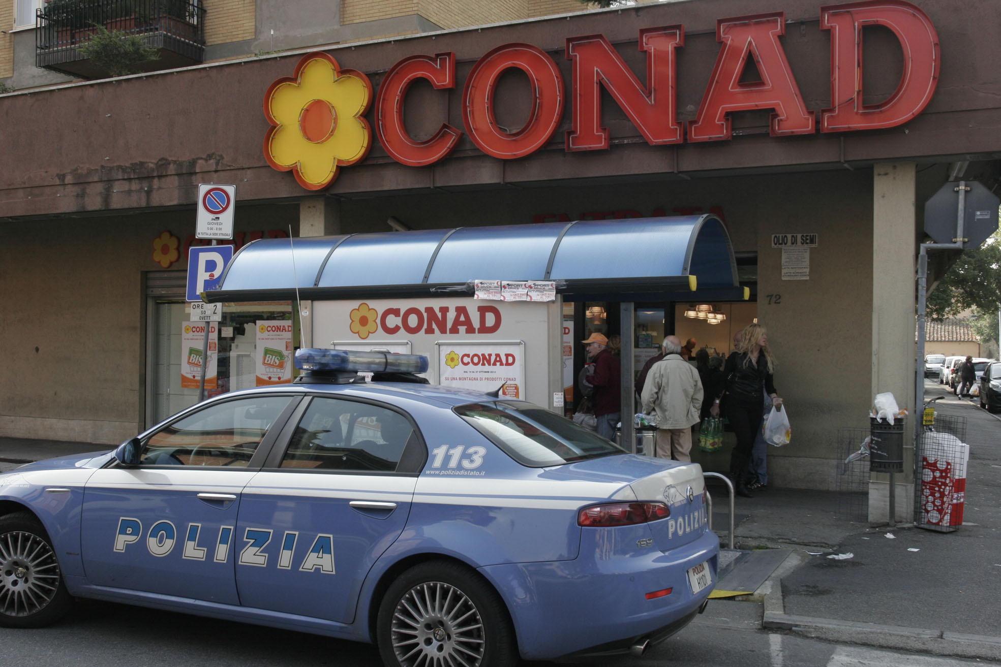 La polizia davanti alla Conad di via Gherardi (archvio)