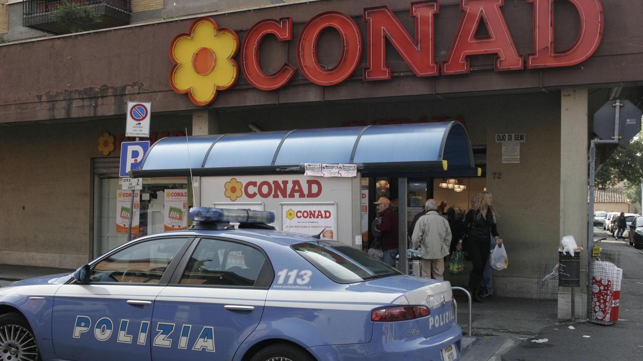 La polizia davanti alla Conad di via Gherardi (archvio)