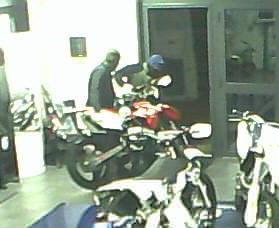 I ladri in azione ripresi dal circuito di videosorveglianza dell'officina