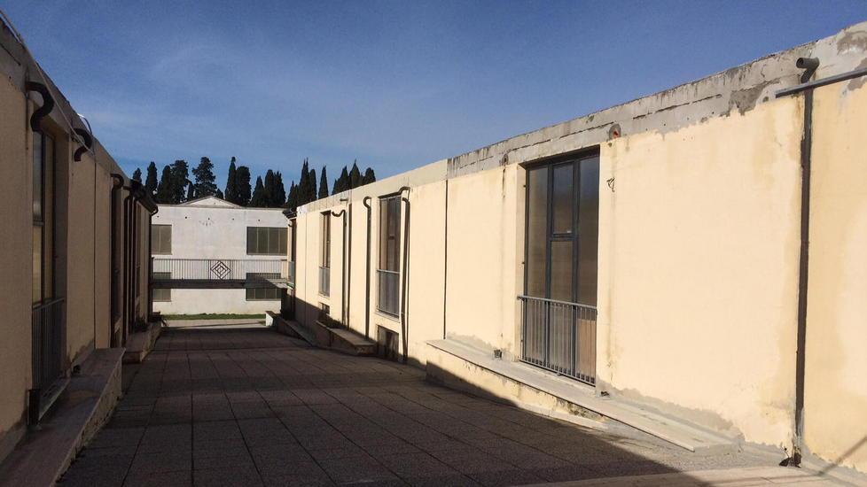 Il blocco di tombe spogliato di grondaie, caditoie e copertura in rame