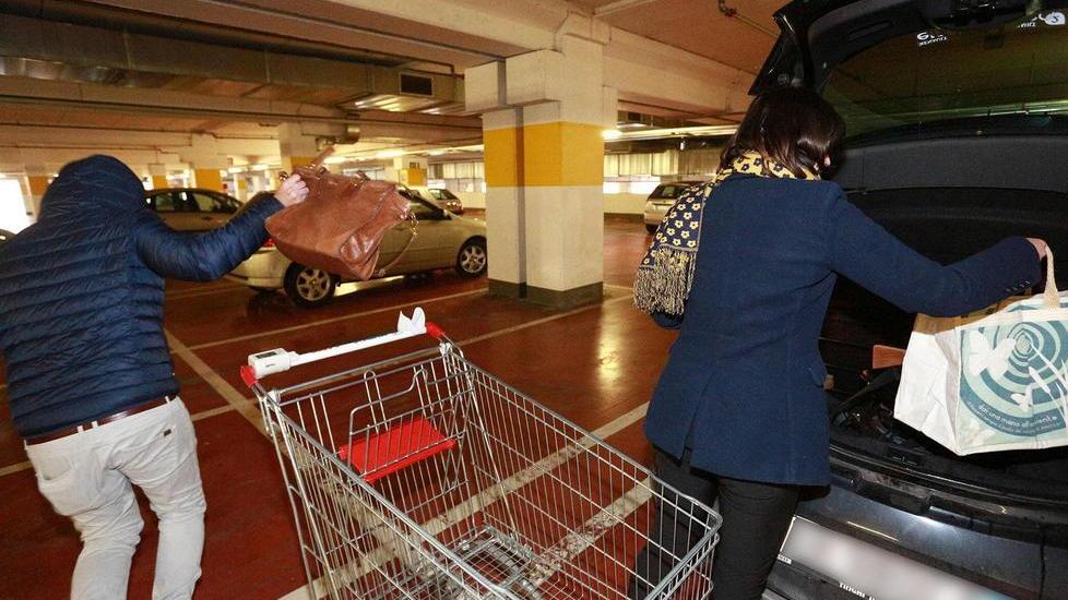 Derubata con la scusa di cambiarle la ruota