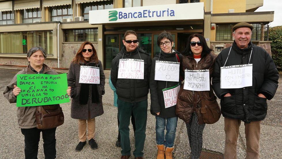 Bara e “funerale” del risparmio corteo dei correntisti truffati