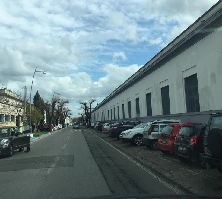 Al posto delle auto in sosta ci sarà una pista ciclabile 