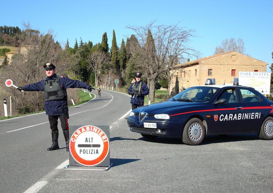 Rubati quindici quadri antichi nella villa di un medico 