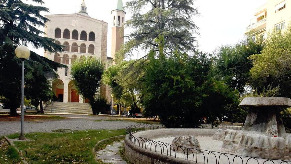 Picchia un disabile in piazza, denunciato trentasettenne