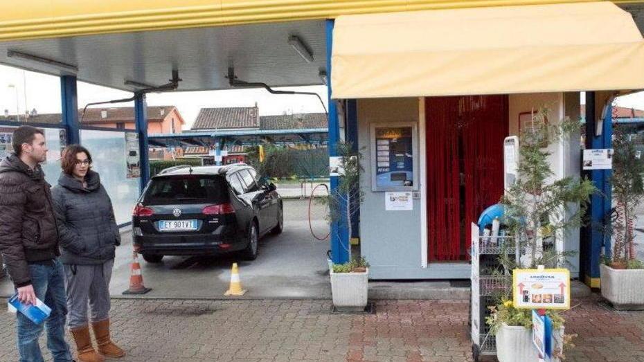 Tre banditi incappucciati svaligiano un car wash