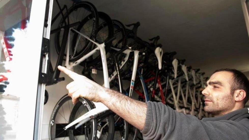 Rubano dieci biciclette per 65mila euro