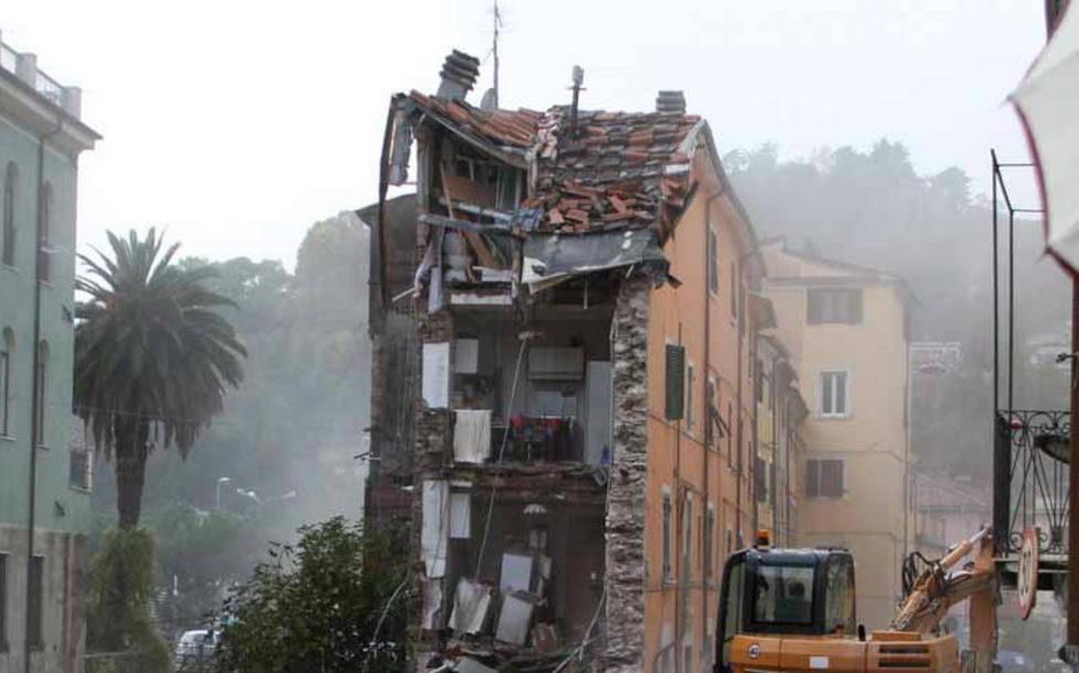 Crollo palazzina, rimpallo di responsabilità 