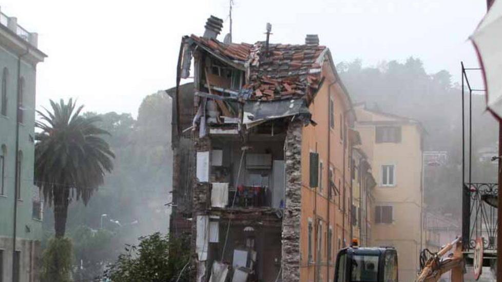 Crollo palazzina, rimpallo di responsabilità