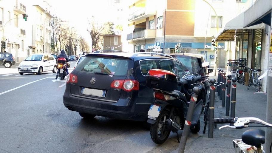 L’auto in obliquo chiude viale Mameli