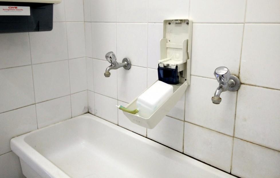 Non solo l’ascensore, al cimitero dei Lupi i bagni sono da incubo