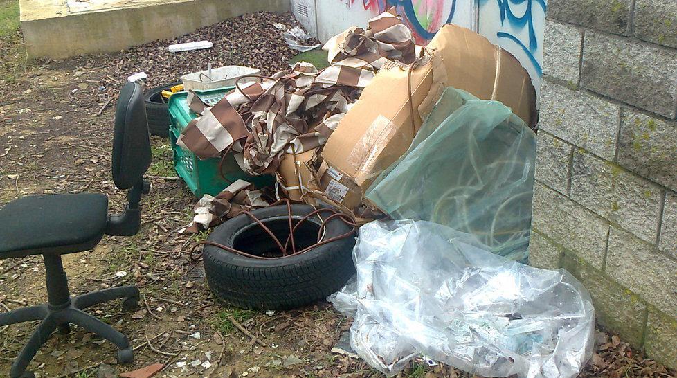 Rifiuti abbandonati in strada, in arrivo multe da 3.500 euro