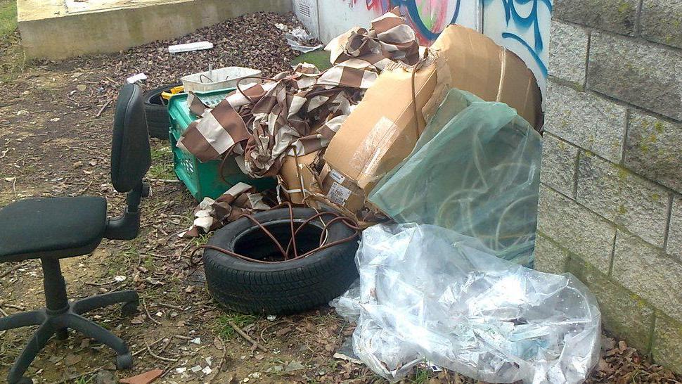 Rifiuti abbandonati in strada, in arrivo multe da 3.500 euro
