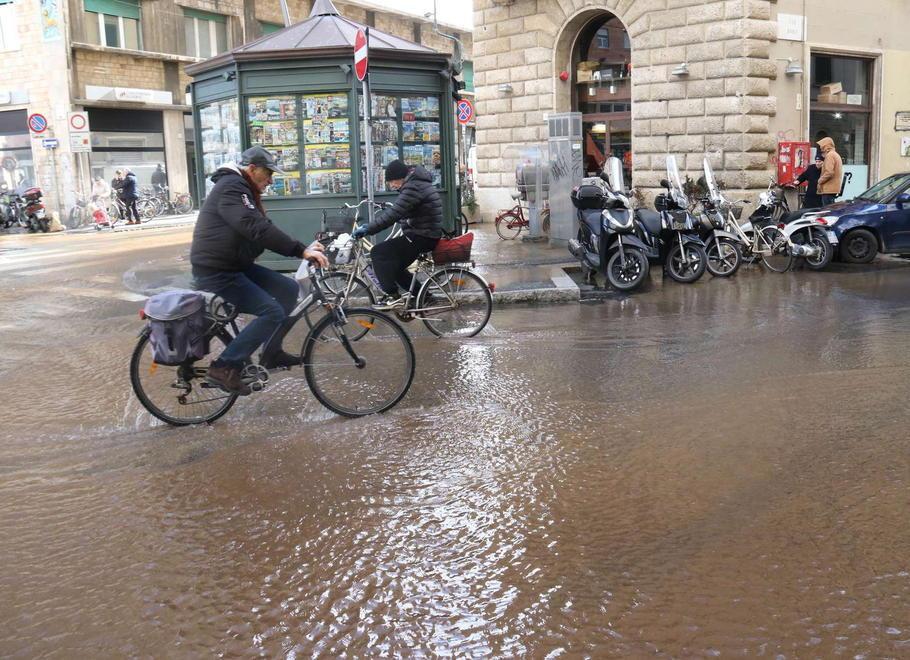 Strada invasa dai liquami 