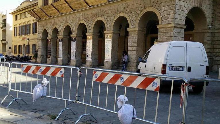 Transenne, scalini e pietre rotte, fuori dal teatro Goldoni lo show del degrado