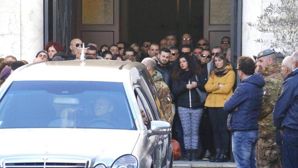 L’addio a Francesco e la rabbia degli amici «L’uranio l’ha ucciso»