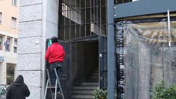 Sfondano il soffitto per rubare nel bar