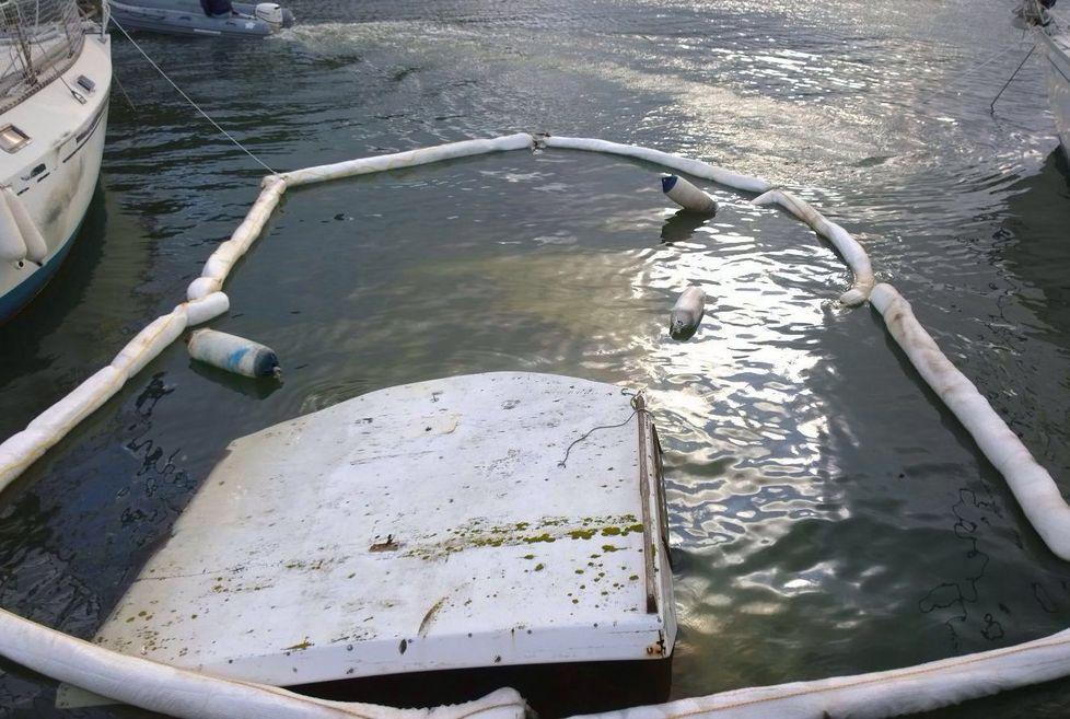 Recuperata un’imbarcazione affondata dentro il porto 