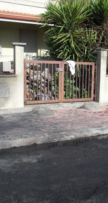 Fiamme nella notte, a fuoco una moto e tre auto vicine 