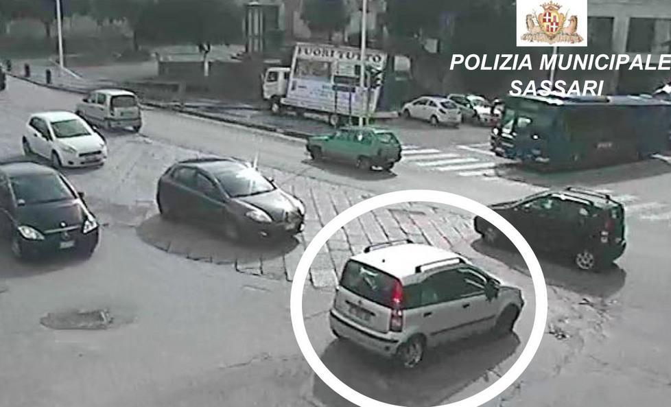 Causa incidenti e scappa, a Sassari è caccia alla Panda grigia 