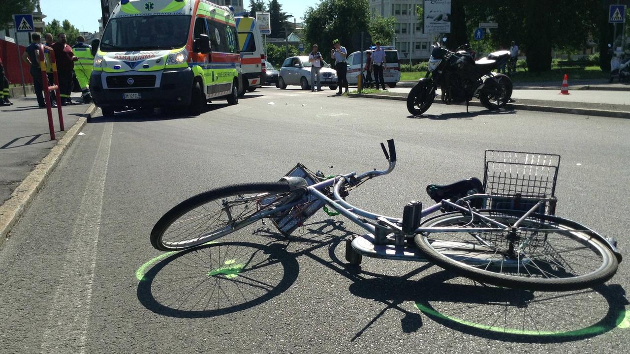 Una bici travolta da un'auto (foto di archivio)