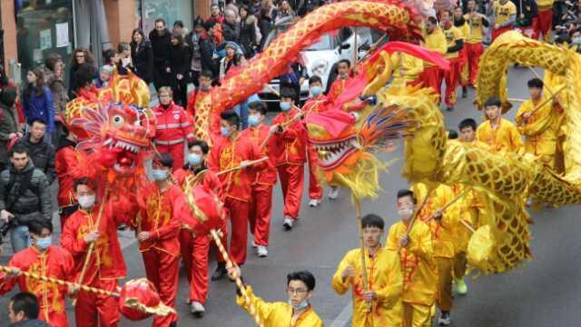 Grande folla per il Dragone che sfila a Chinatown - Foto e video