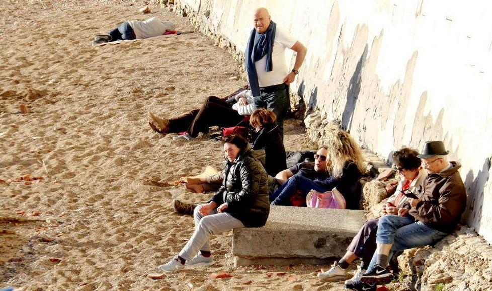 In riva al mare il 20 febbraio sotto un tiepido sole (Marzi/Pentafoto)