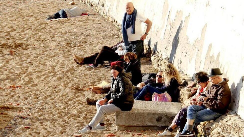 In riva al mare il 20 febbraio sotto un tiepido sole (Marzi/Pentafoto)
