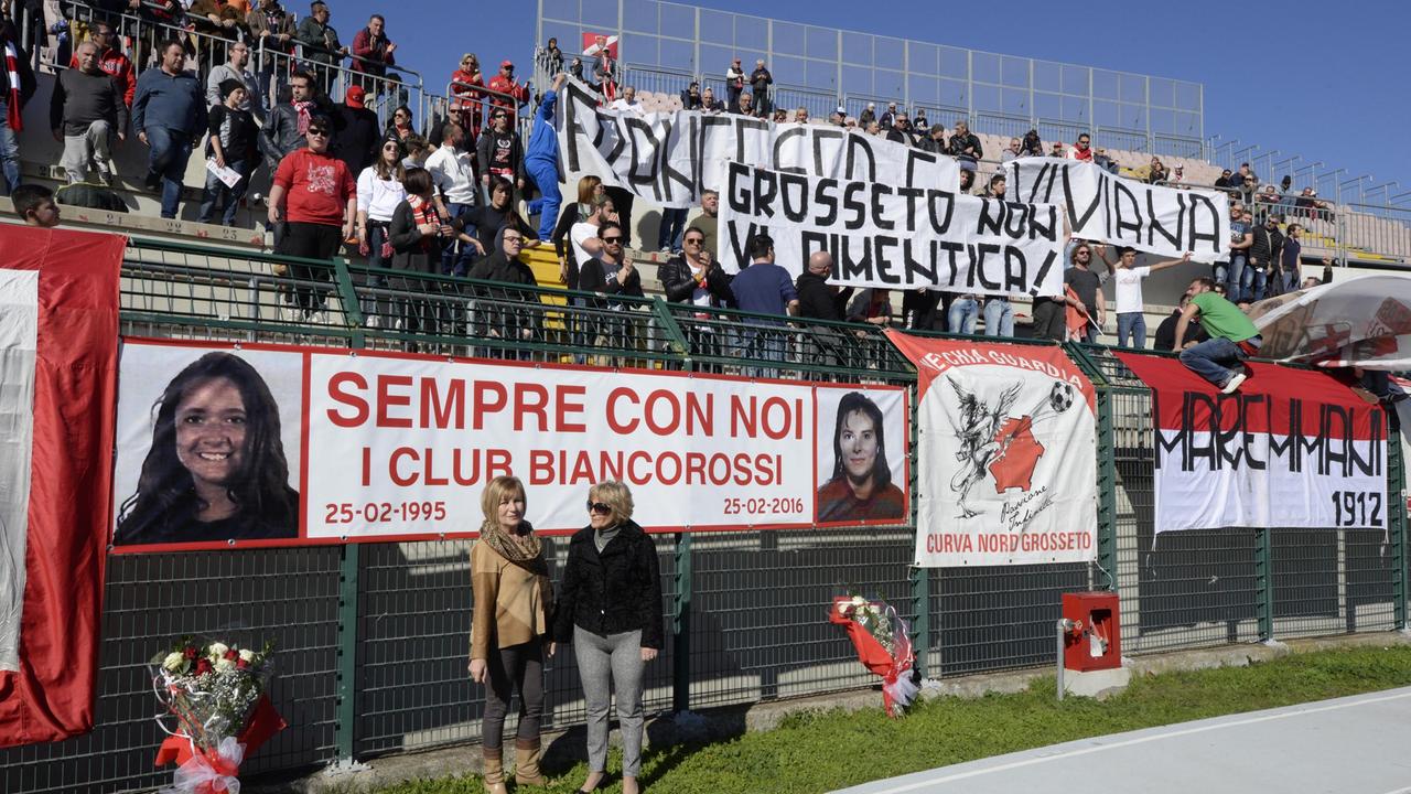 L'omaggio a Viviana e Francesca davanti alla curva nord (foto Bf)