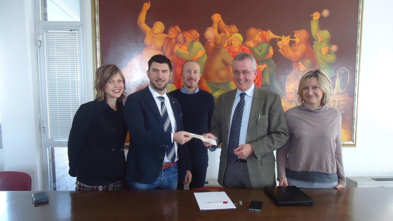 Vendute cento opere per l’Opa, Fondazione Monasterio: «Compreremo una culla termica»