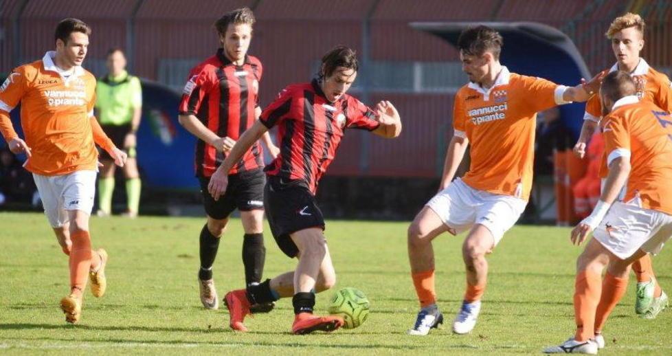Un'azione del derby fra Lucchese e Pistoiese