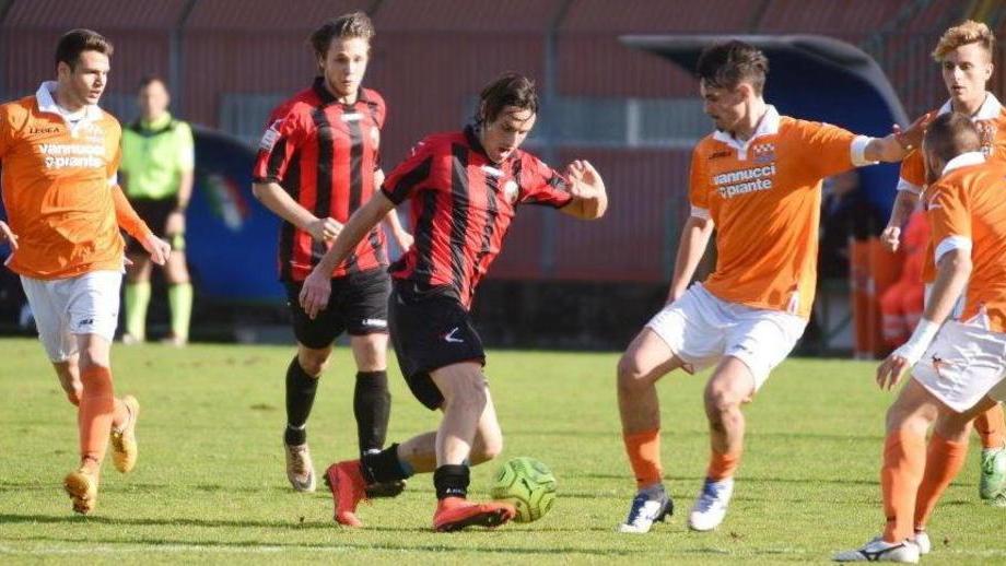 Un'azione del derby fra Lucchese e Pistoiese
